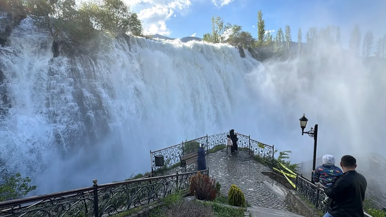 Erzurum'daki Tortum Şelalesi Kar ve Yağmur Sularıyla Coşuyor