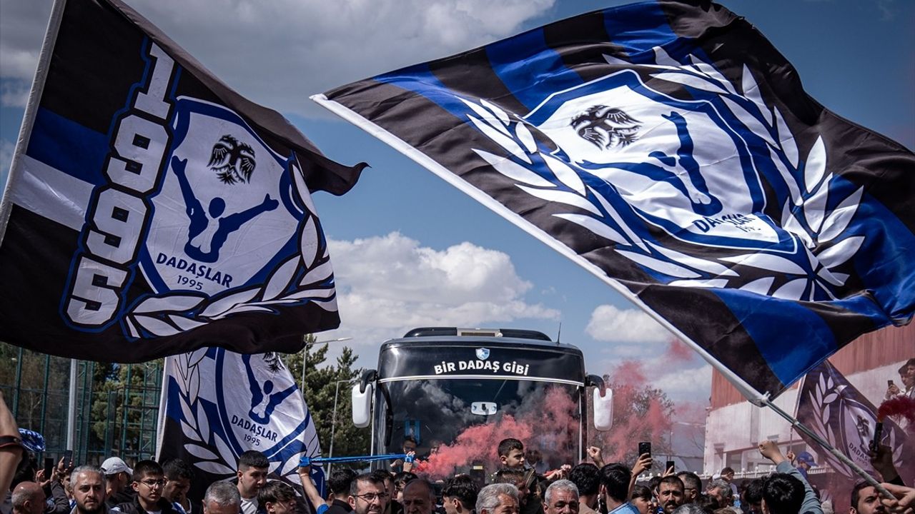 Erzurumspor FK, Ümraniyespor Maçına Meşaleli Destekle Gitti