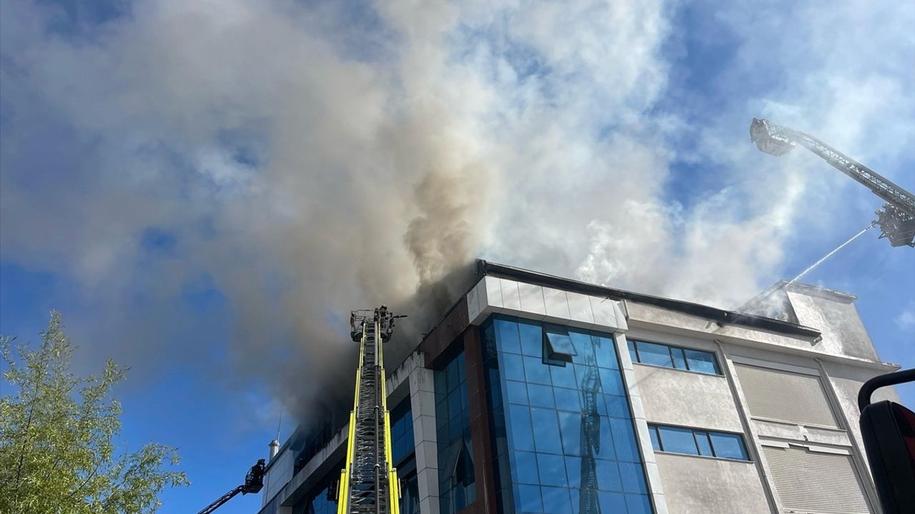 Esenyurt'ta Tekstil Atölyesinde Yangın: İtfaiye Ekipleri Müdahalede Bulunuyor