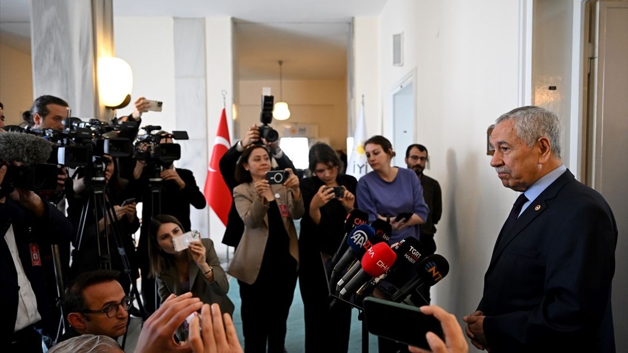 Eski TBMM Başkanı Bülent Arınç, Sırrı Süreyya Önder İçin DEM Parti Grubu'na Taziye Ziyaretinde Bulundu