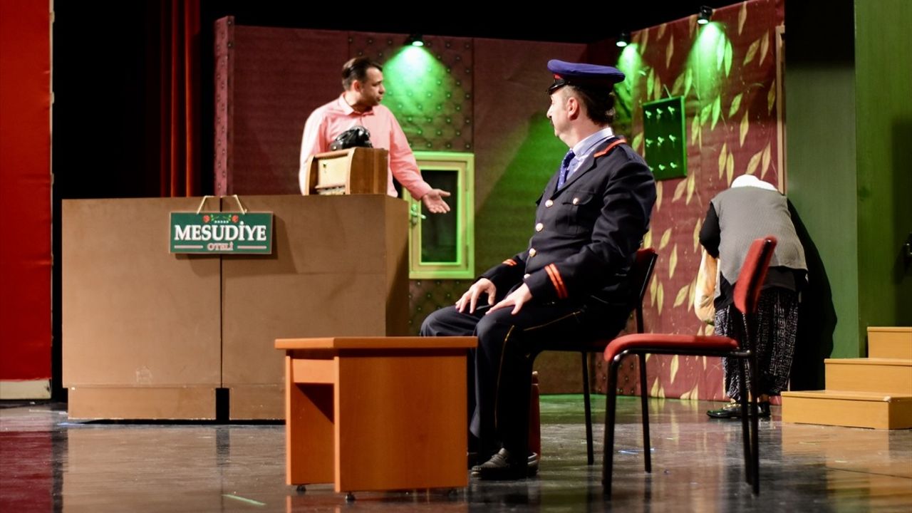 Eskişehir Adliye Personeli, 'Reis Bey' Tiyatro Oyununu Sahneledi