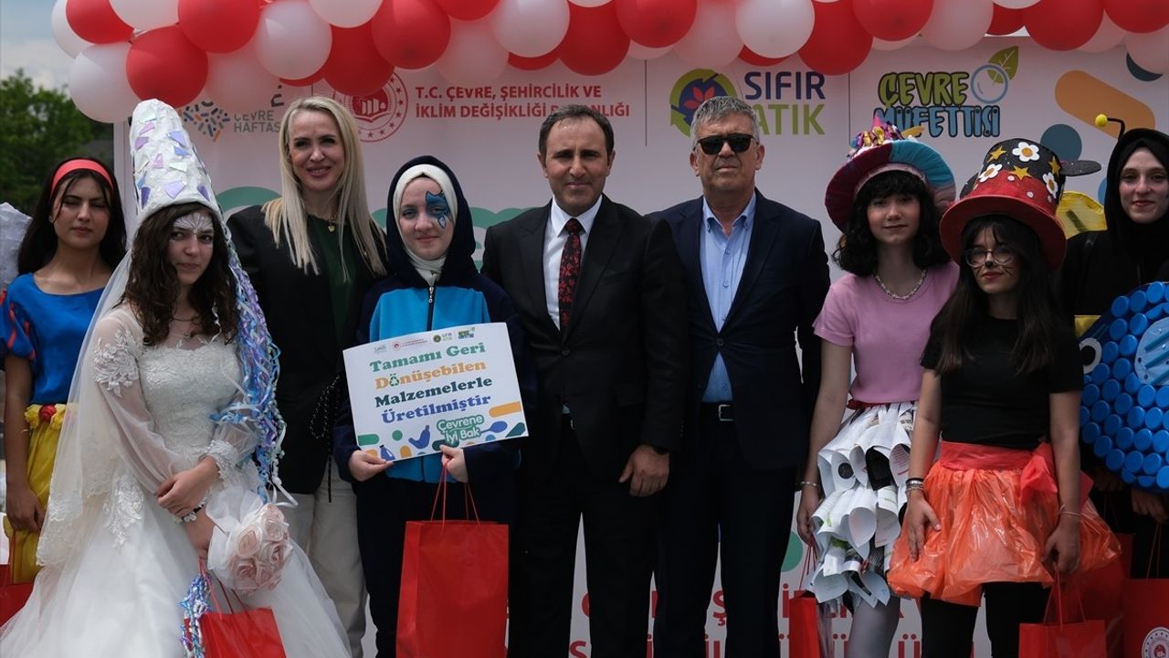 Eskişehir'de Çocuklar Atık Malzemelerle Defile Düzenledi