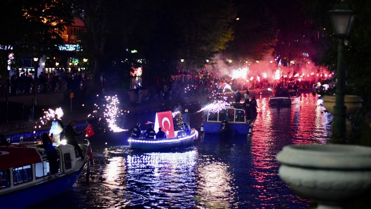 Eskişehir'de Porsuk Çayı'nda Fener Alayı Düzenlendi