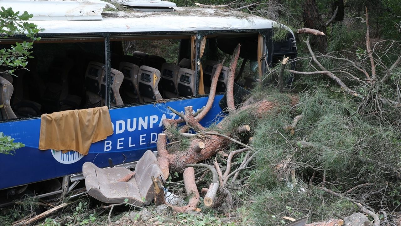 Eskişehir'de Tırmanma Yarışı Görevlilerini Taşıyan Midibüs Kazası: 28 Yaralı