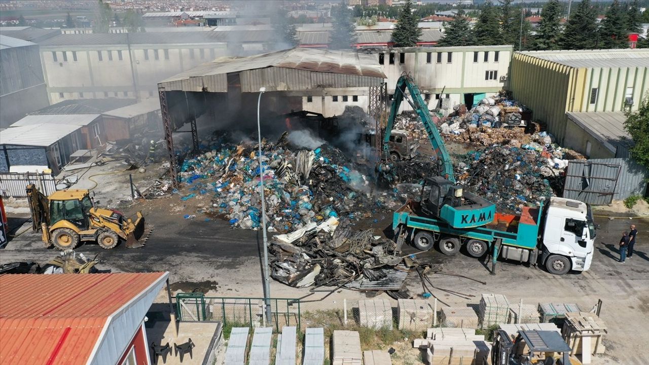 Eskişehir'deki Geri Dönüşüm Tesisinde Yangın Söndürüldü