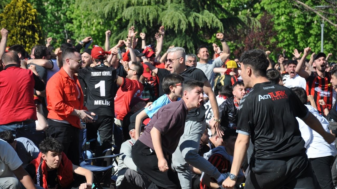 Eskişehirspor, 2 Yıl Aradan Sonra Profesyonel Lige Yükseldi