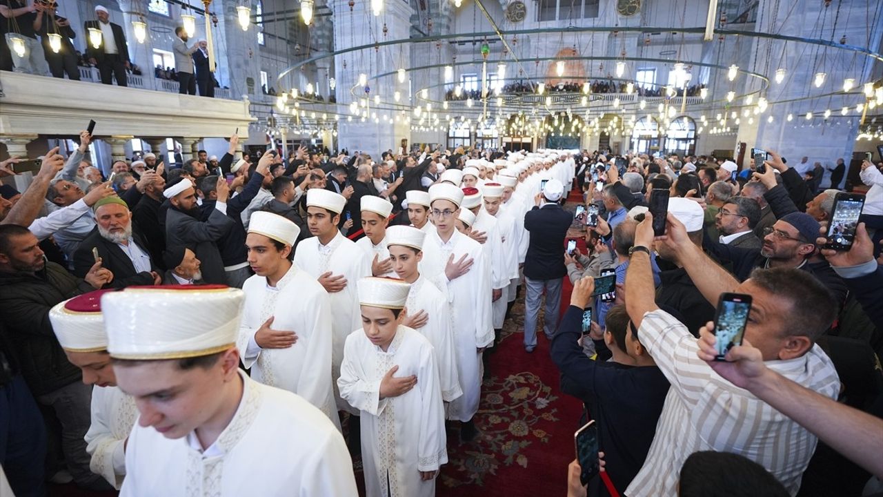 Fatih Camisi'nde 81 Hafız İçin İcazet Töreni Düzenlendi