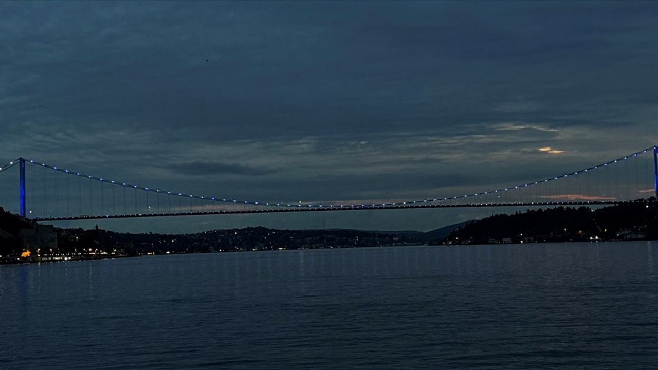 Fatih Sultan Mehmet Köprüsü, Engelliler Haftası İçin Mavi Işıkla Aydınlatıldı