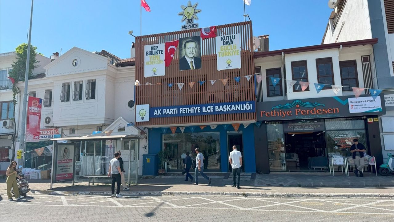 Fethiye'de AK Parti İlçe Başkanlığına Taşlı Saldırı: İnceleme Başlatıldı