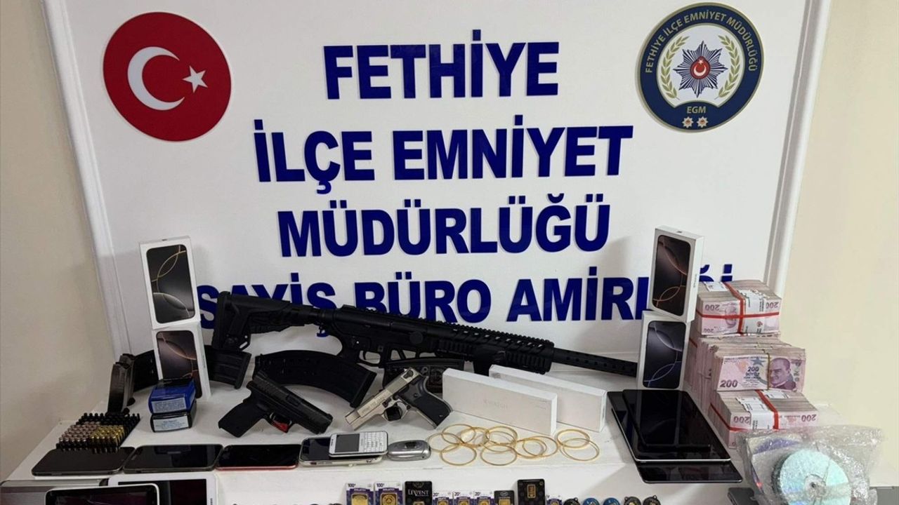 Fethiye'de Dolandırıcılık ve Sahtecilik Suçlarından Aranan Şüpheli Yakalandı