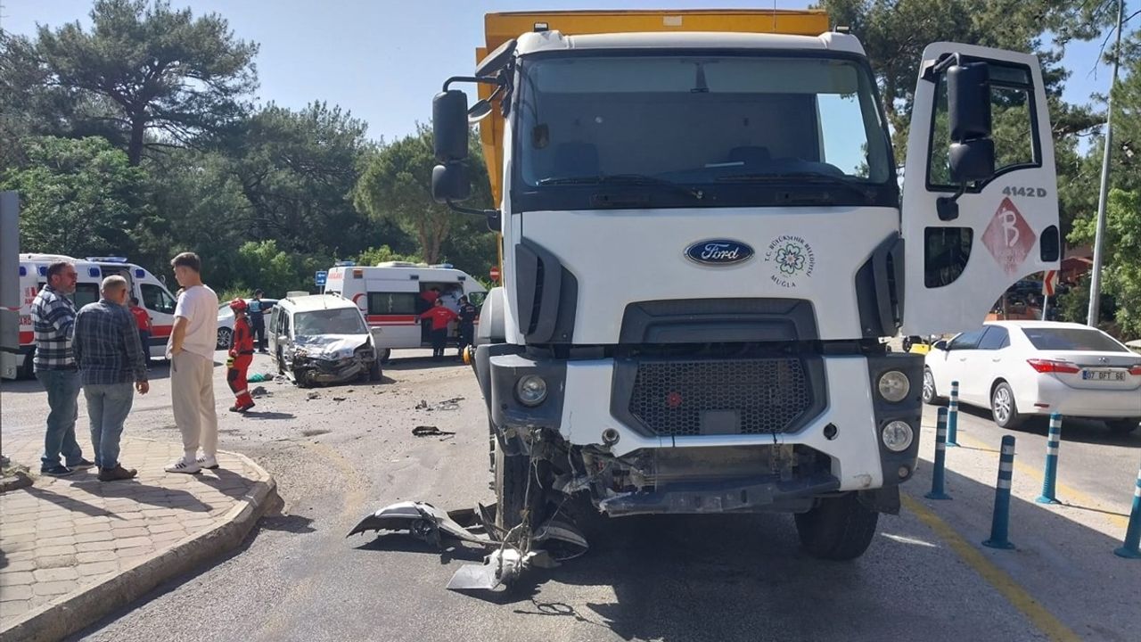 Fethiye'de İki Ayrı Trafik Kazasında 3 Kişi Yaralandı