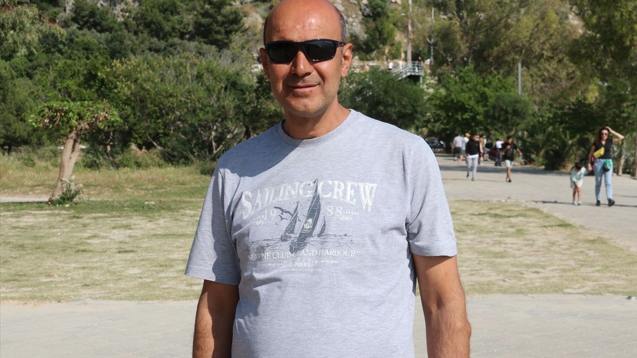 Fethiye'de Öğrenciler, 19 Mayıs Bayramı'nda Yamaç Paraşütü Uçuşu Gerçekleştirdi