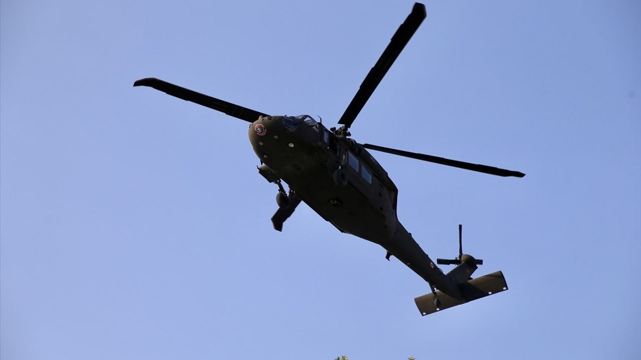 Fethiye'de Yamaç Paraşütçüsü Kayalıklara Düştü, Helikopterle Kurtarıldı