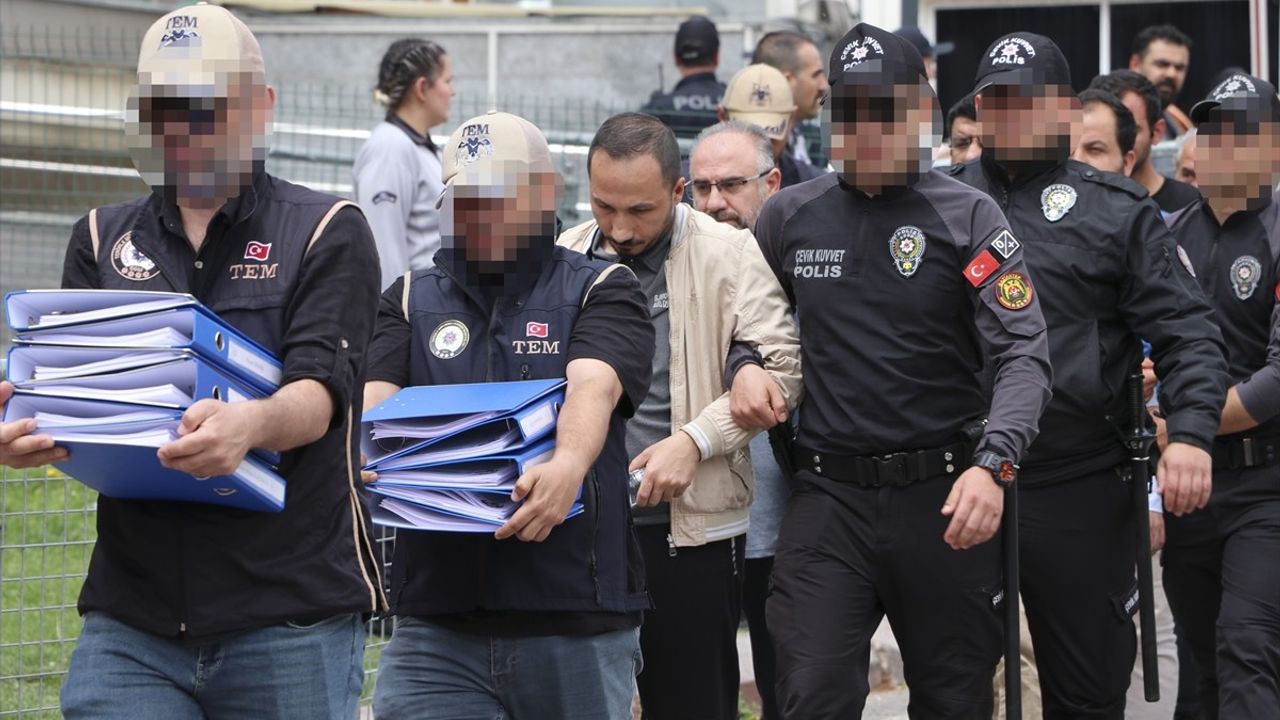 FETÖ Operasyonunda 225 Şüpheli Gözaltına Alındı, 77 Kişi Tutuklandı