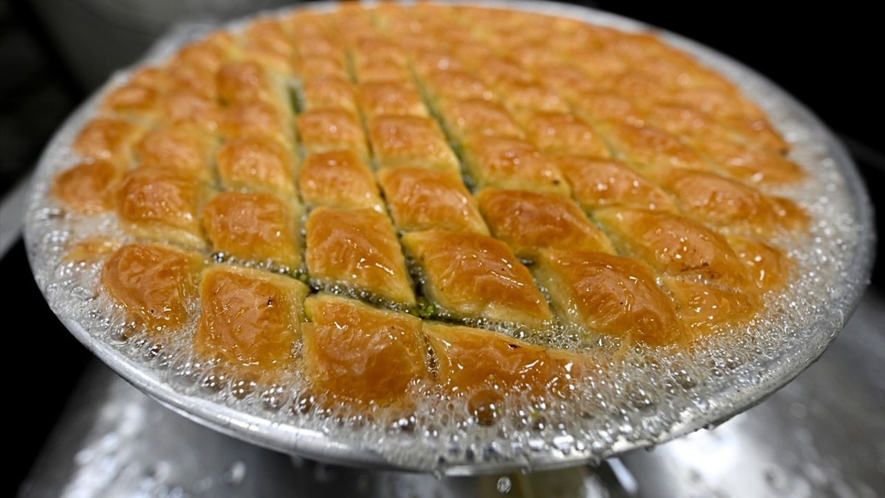 Gaziantep'te Bayram Yoğunluğu: Baklavacılar Artan Siparişlere Hazırlanıyor