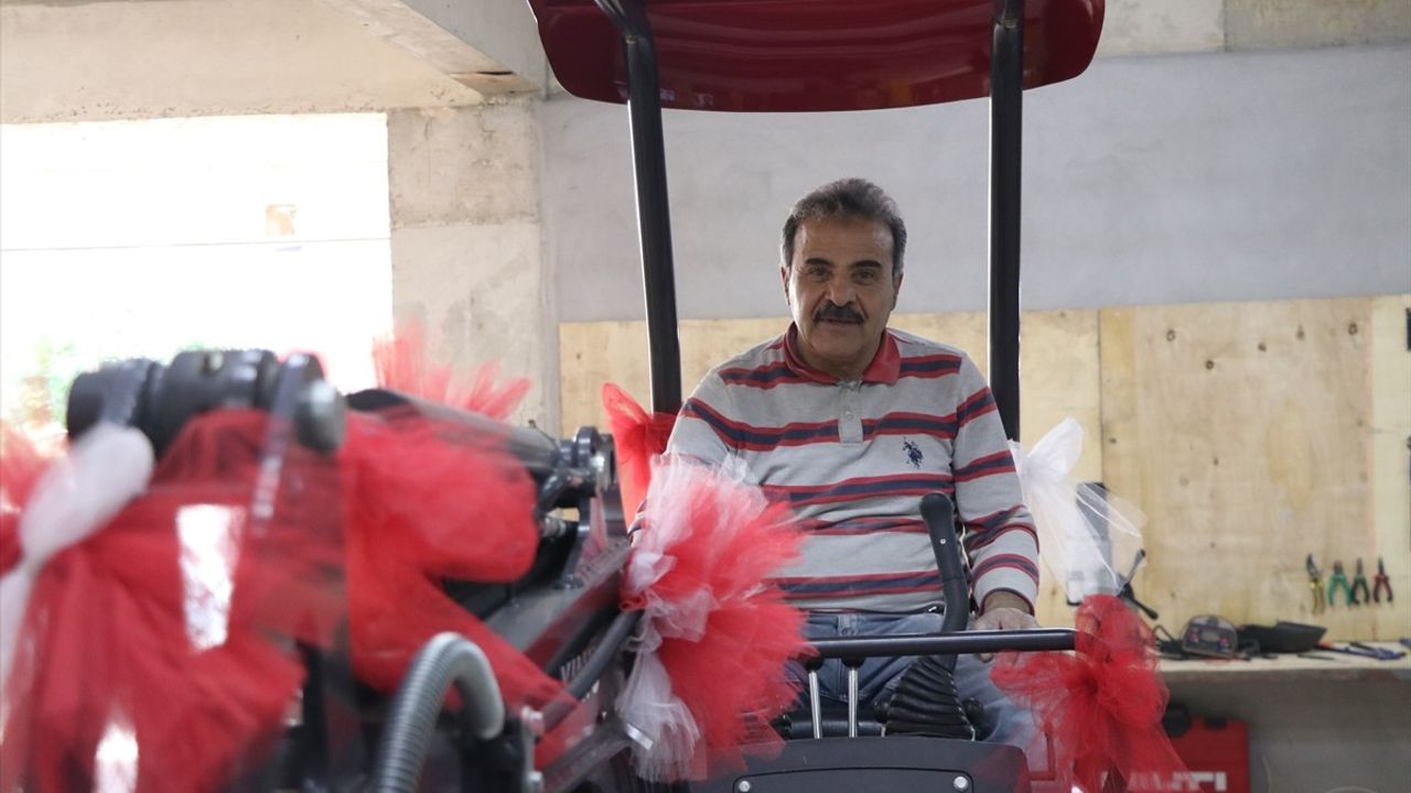 Gaziantep'te İşletmeci, Suriyeli Çalışanına İş Makinesi Hediye Etti