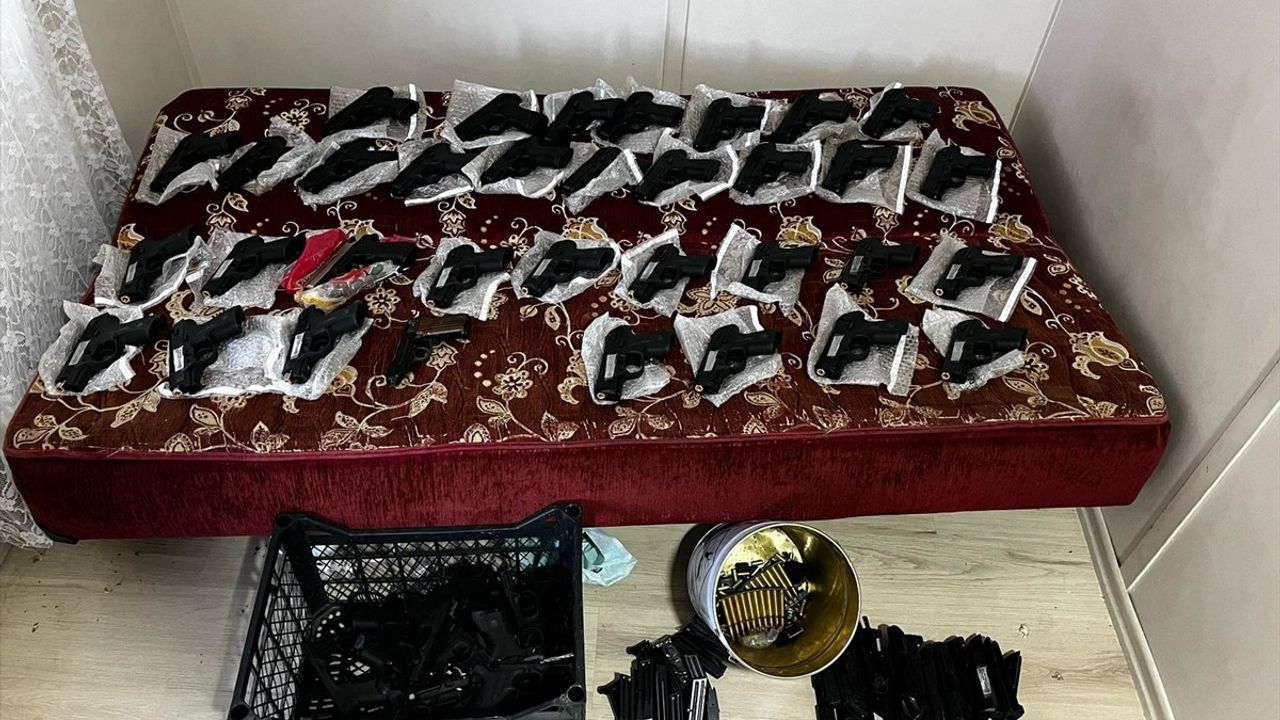 Gaziantep'te Silah Kaçakçılığı Operasyonunda 1 El Bombası ve 45 Silah Ele Geçirildi