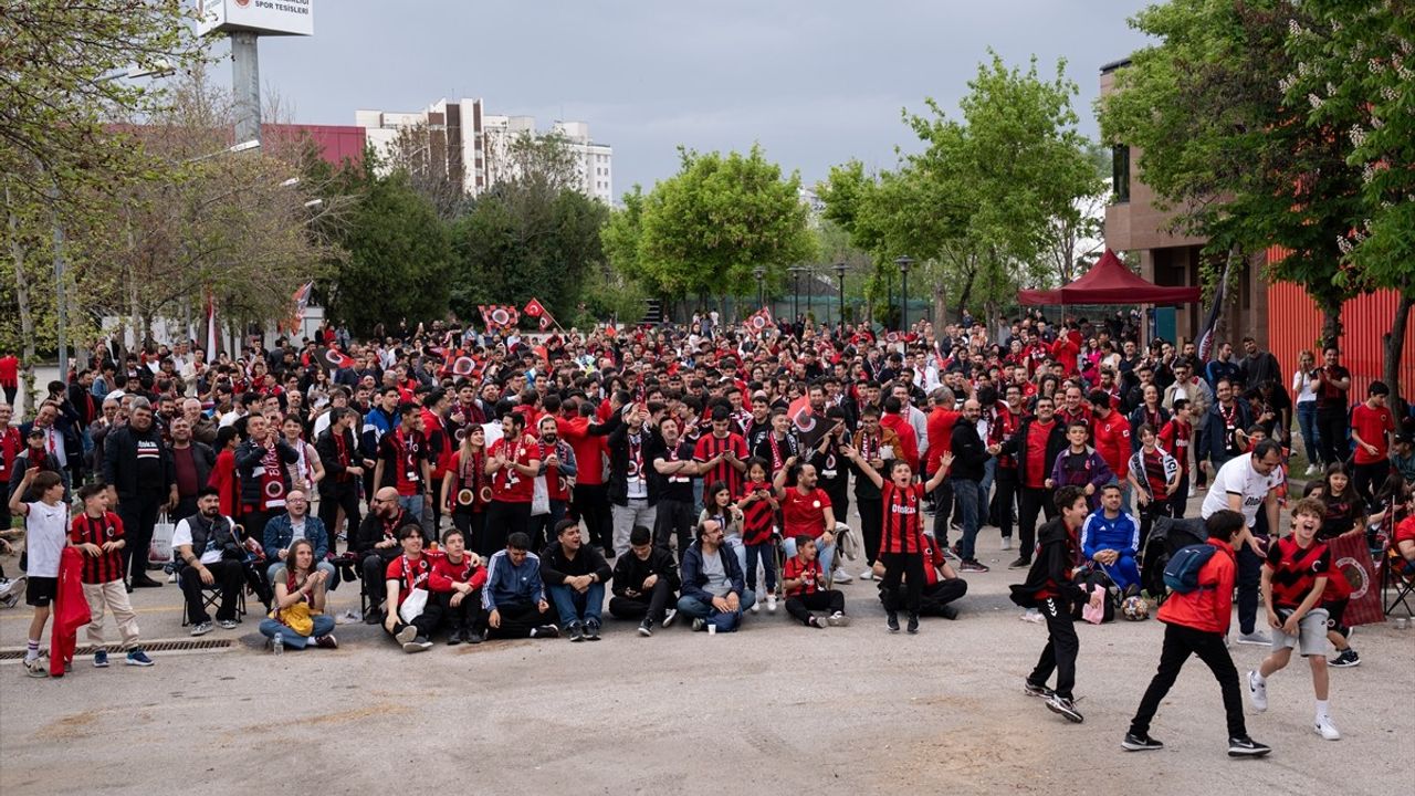 Gençlerbirliği Taraftarları, Süper Lig Coşkusunu Dev Ekranda Kutladı