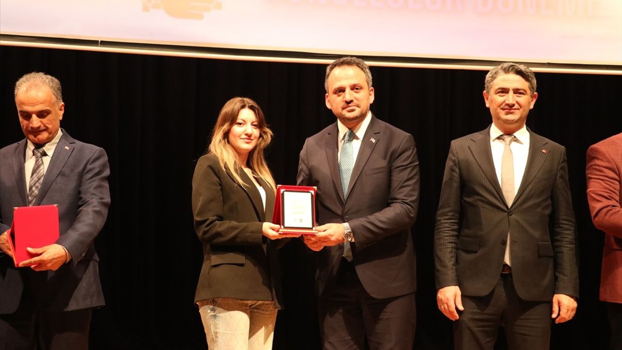 Gençlik ve Spor Bakan Yardımcısı Eminoğlu, Sakarya'da Gönüllülük Zirvesi'nde Konuştu