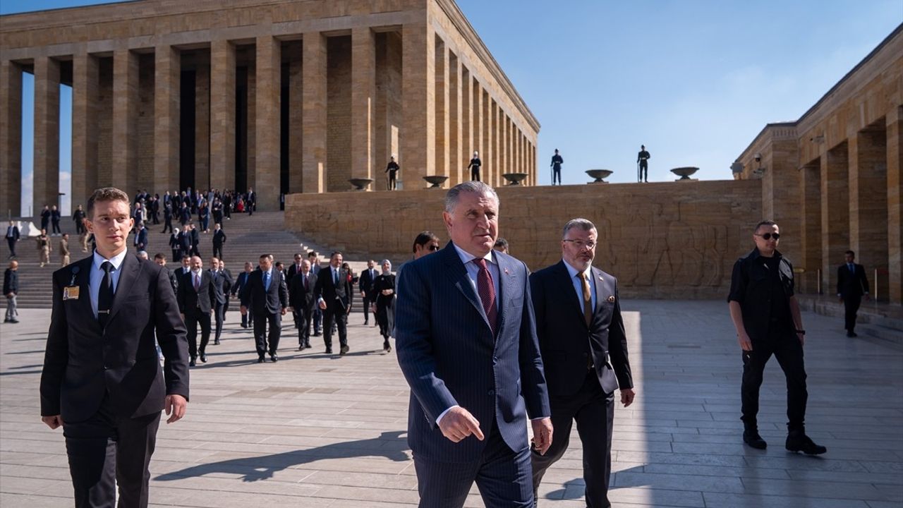 Gençlik ve Spor Bakanı Osman Aşkın Bak, 19 Mayıs’ta Anıtkabir’i Ziyaret Etti