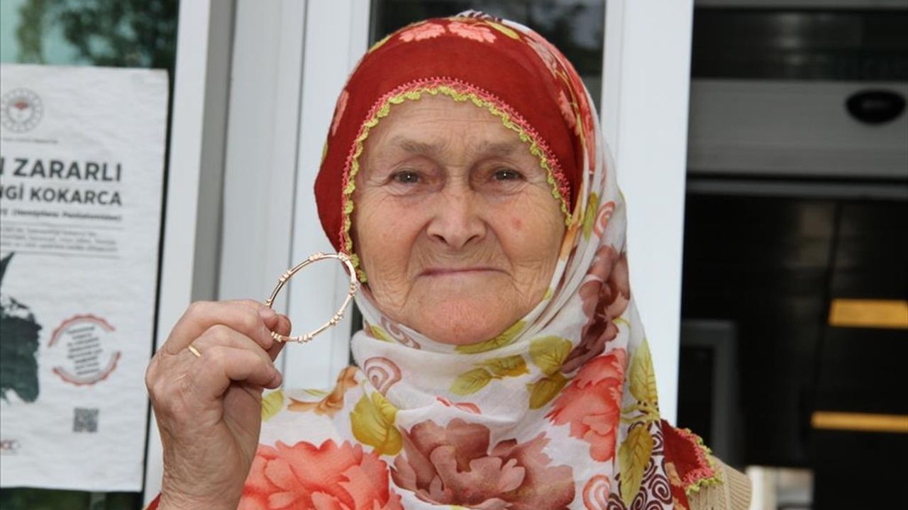 Giresun'da 83 Yaşındaki Kadın, Bulduğu Altın Bilekliği Belediyeye Teslim Etti
