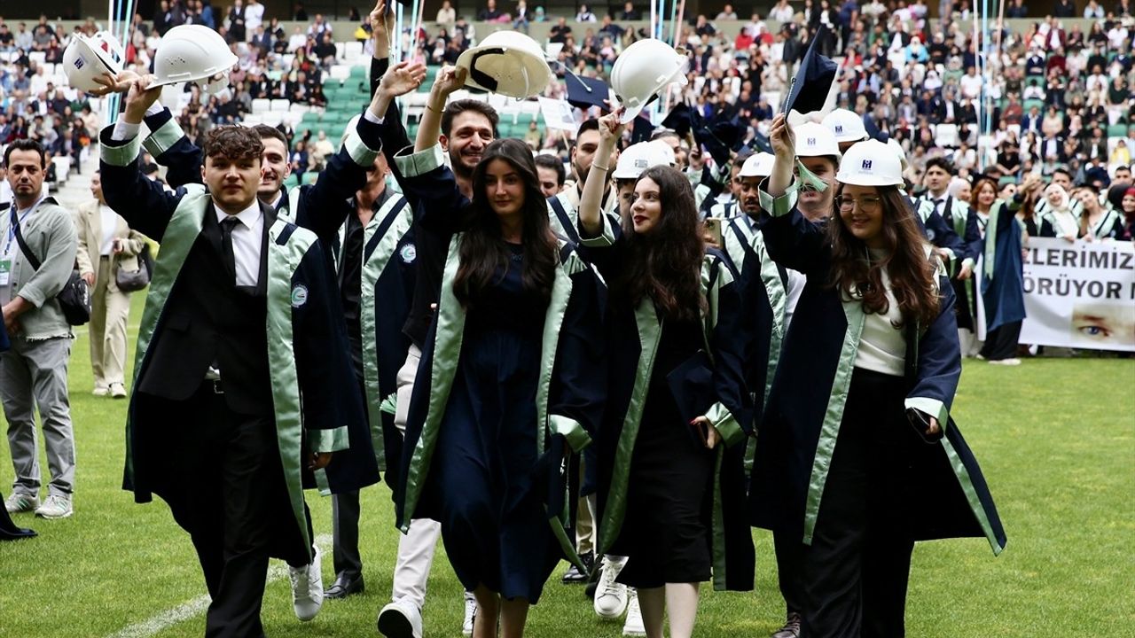 Giresun Üniversitesi'nde 5 Bin 500 Öğrenci Mezuniyet Coşkusu Yaşadı