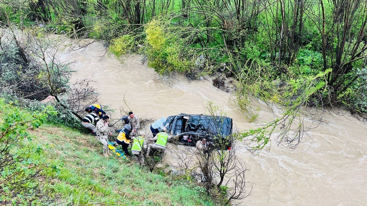 Gümüşhane'de Hafif Ticari Araç Kazasında 1 Çocuk Hayatını Kaybetti, 4 Kişi Yaralandı