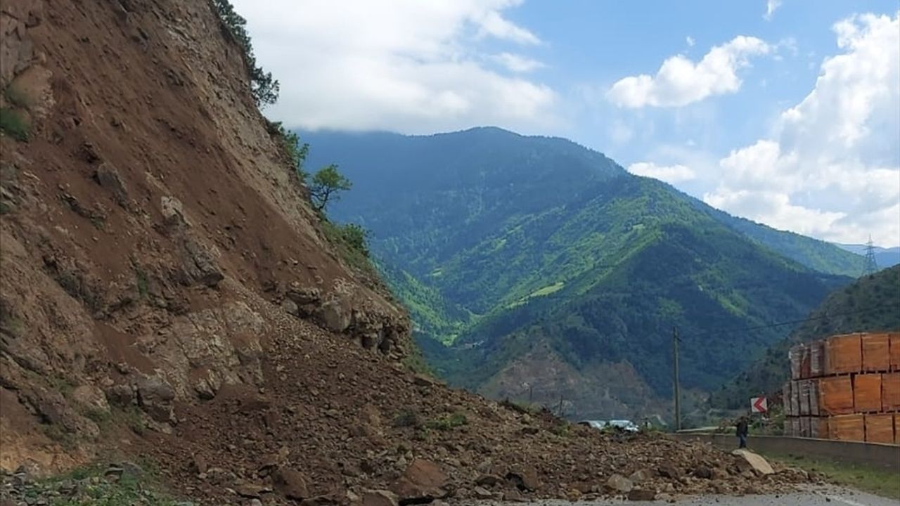 Gümüşhane'de Heyelan Nedeniyle Kürtün-Torul Kara Yolunda Ulaşım Aksadı