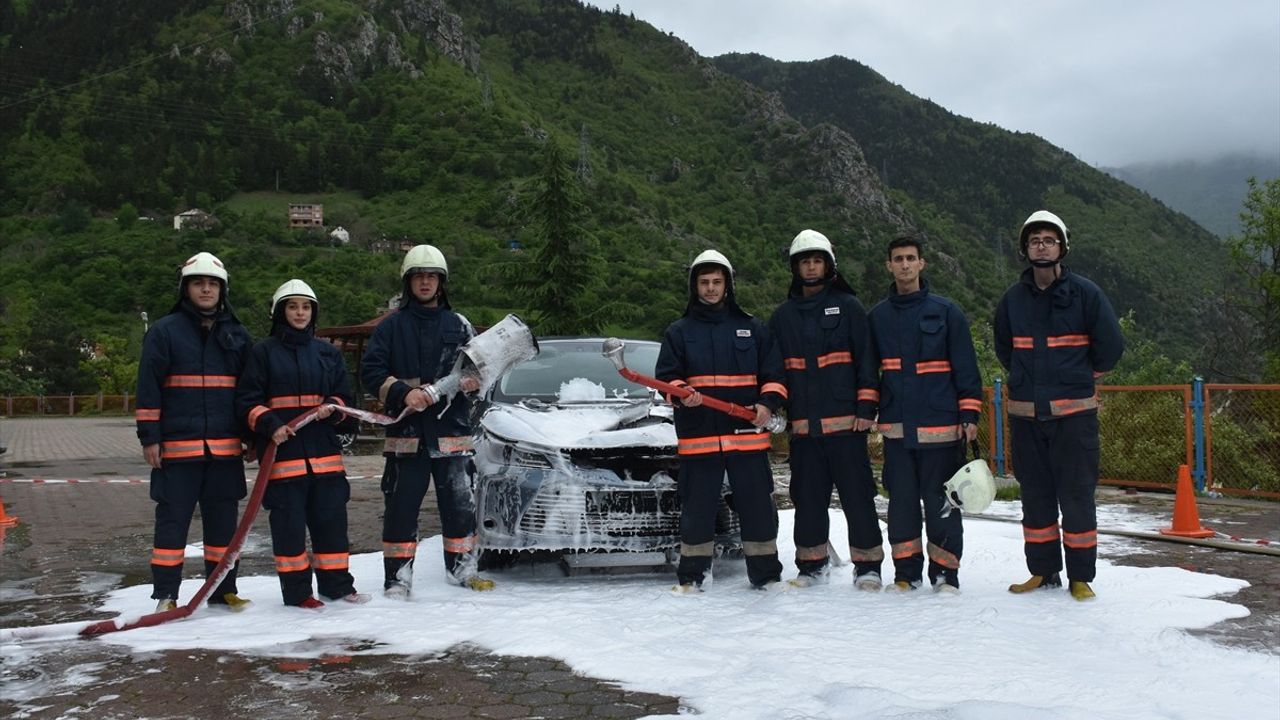 Gümüşhane'de Sivil Savunma ve İtfaiyecilik Öğrencileri Tatbikatlarla Mesleğe Hazırlanıyor