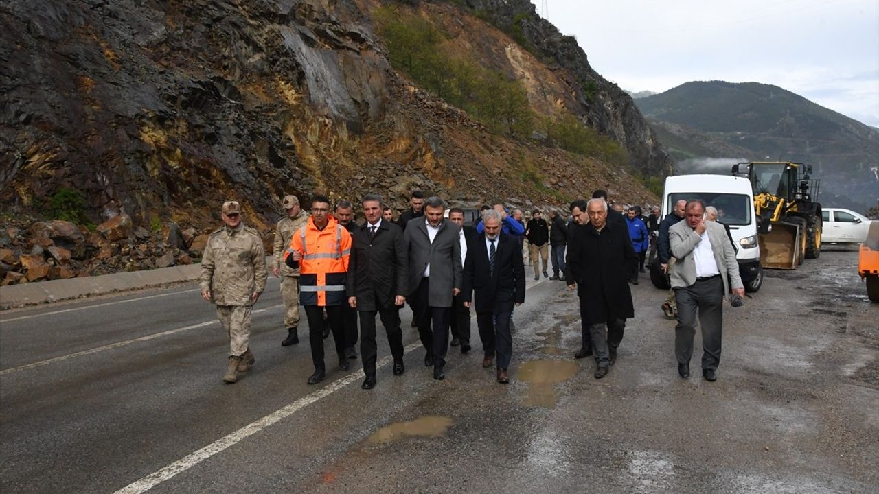 Gümüşhane-Giresun Kara Yolu Heyelan Sonrası Kontrollü Olarak Açıldı