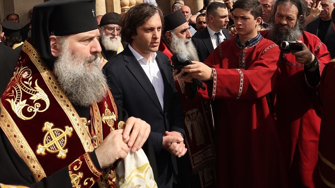 Gürcistan'da 'Aile Kutsallığı ve Ebeveynlere Saygı Günü' Yürüyüşü Gerçekleştirildi