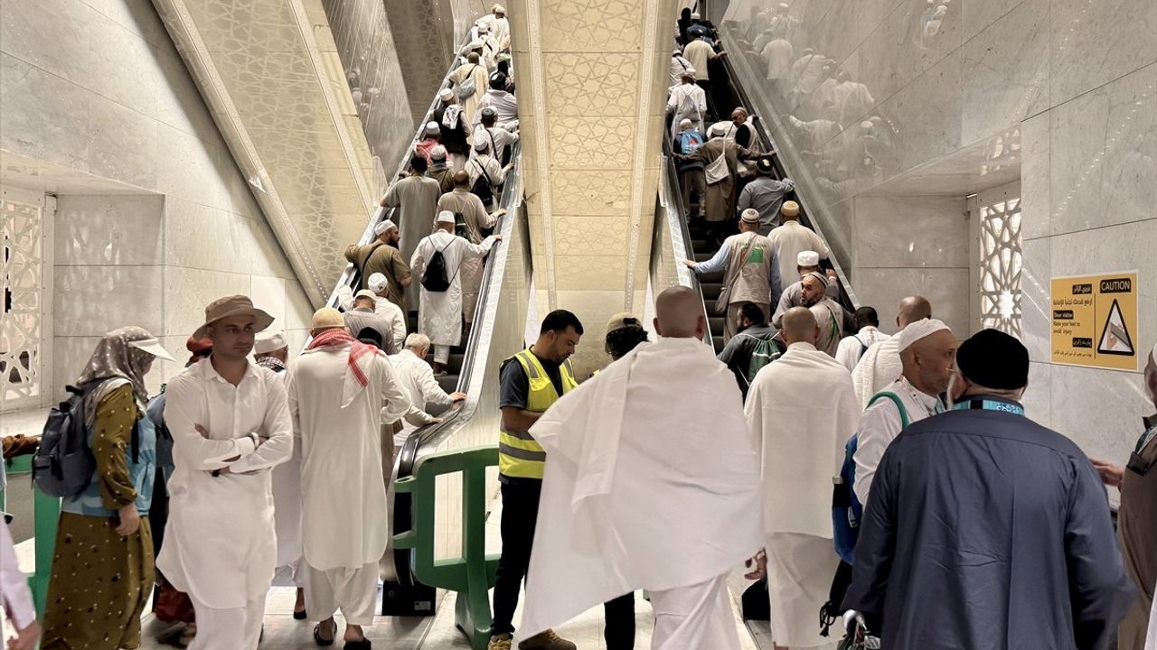 Hacı Adayları Kurban Bayramı Öncesi Son Cuma Namazını Kabe'de Kıldı