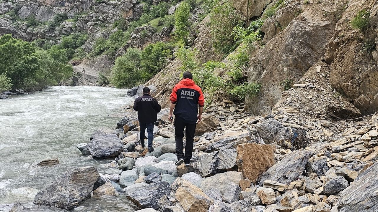 Hakkari'de Avaşin Deresi'nde Kaybolan Genç İçin Arama Çalışmaları Devam Ediyor