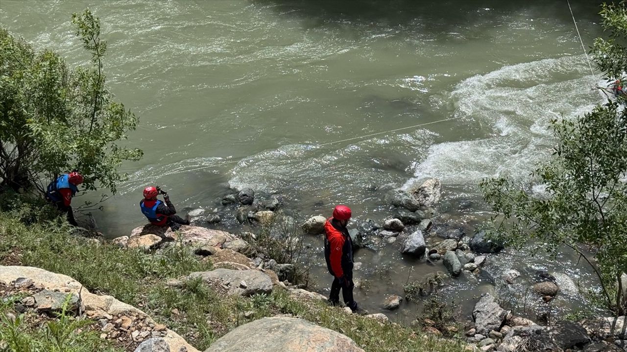 Hakkari'de Derede Kaybolan Genç İçin Arama Çalışmaları Devam Ediyor