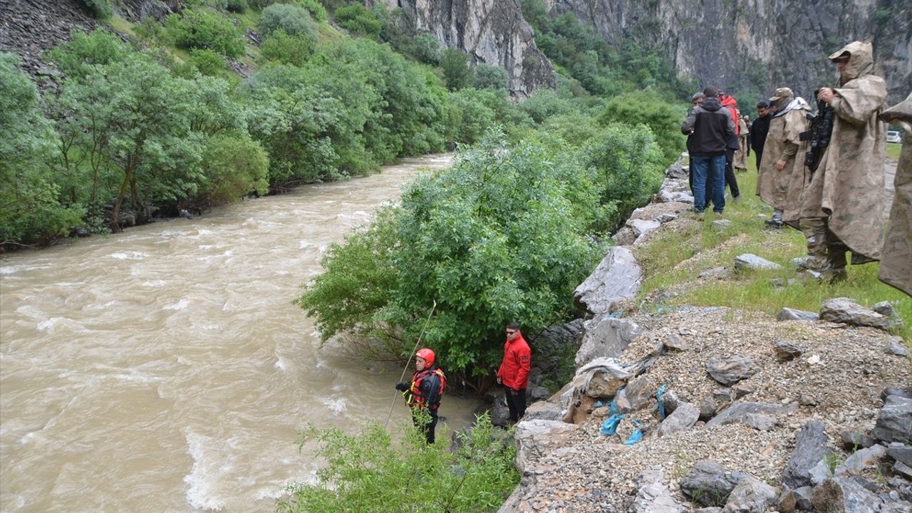Hakkari'de Derede Kaybolan Genç İçin Arama Çalışmaları Devam Ediyor