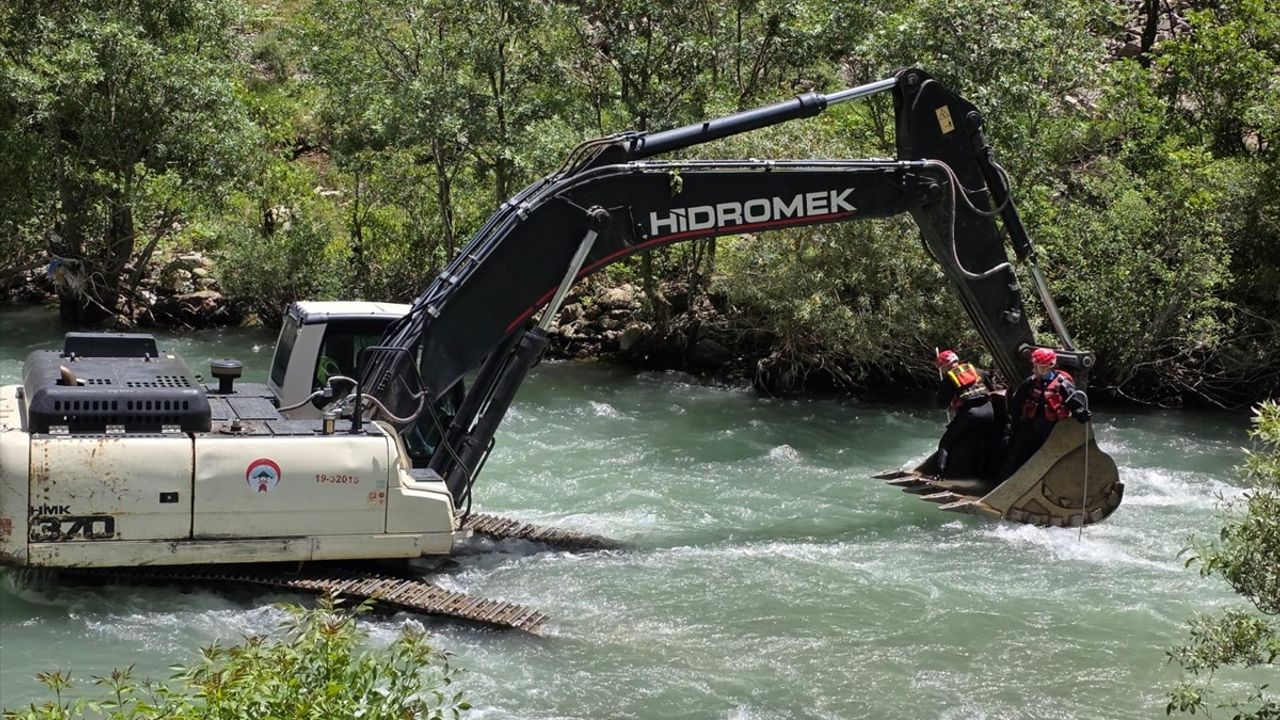 Hakkari'de Derede Kaybolan Genç İçin Arama Çalışmaları Devam Ediyor