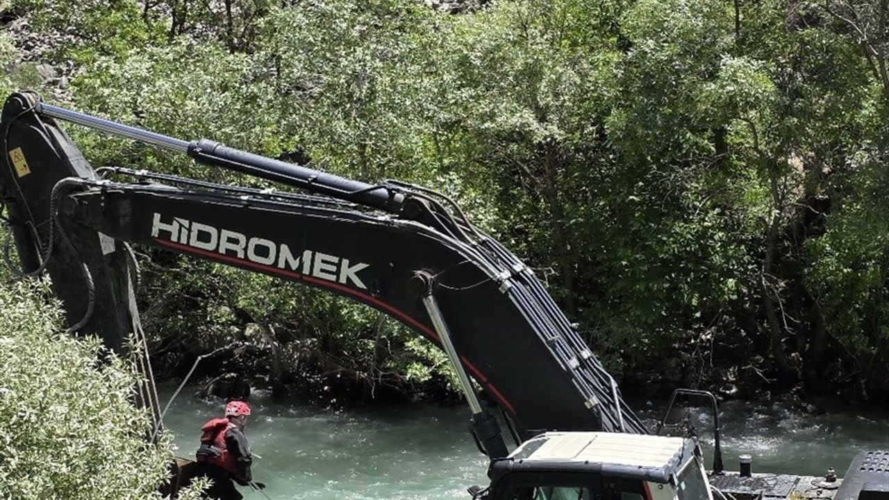 Hakkari'de Dereye Düşen Genç İçin Arama Çalışmaları Devam Ediyor