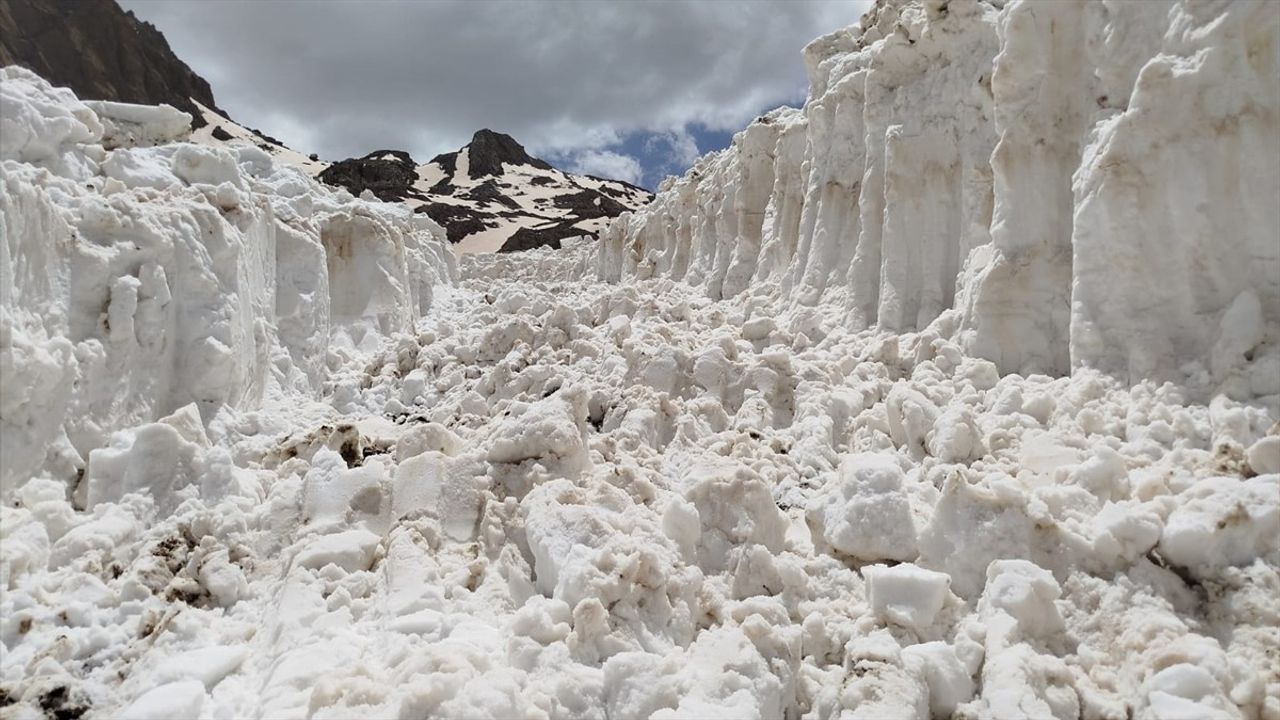 Hakkari'de Ekipler Üs Bölgesi Yolunu Açmak İçin Çalışmalarını Sürdürüyor