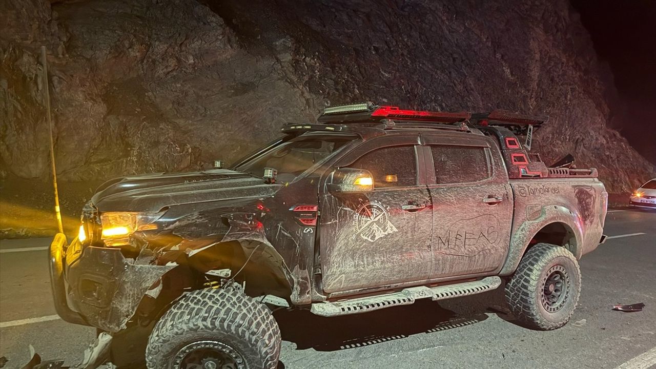 Hakkari'de İki Pikabın Çarpışması Sonucu 8 Kişi Yaralandı