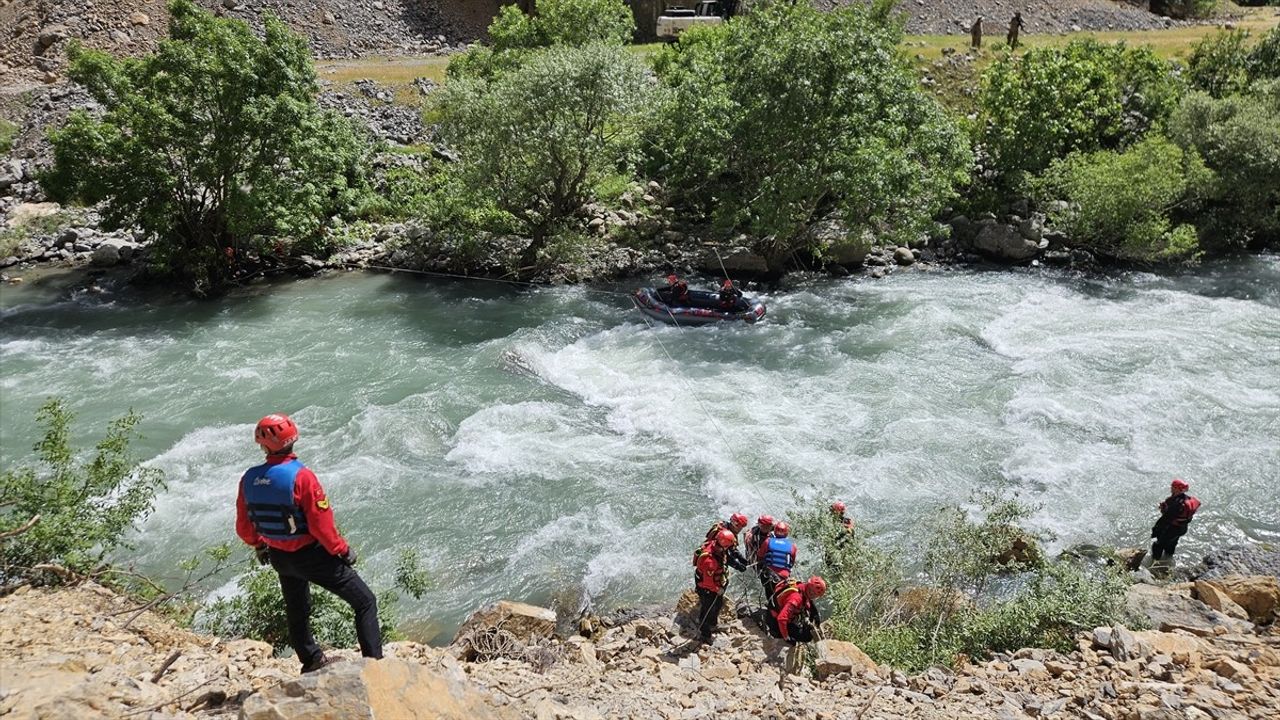 Hakkari'de Kaybolan Genç İçin Arama Çalışmaları 12. Gününde Devam Ediyor