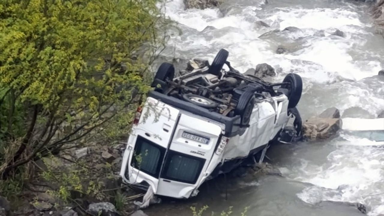 Hakkari'de Minibüsün Devrilmesi: 2 Ölü, 3 Yaralı