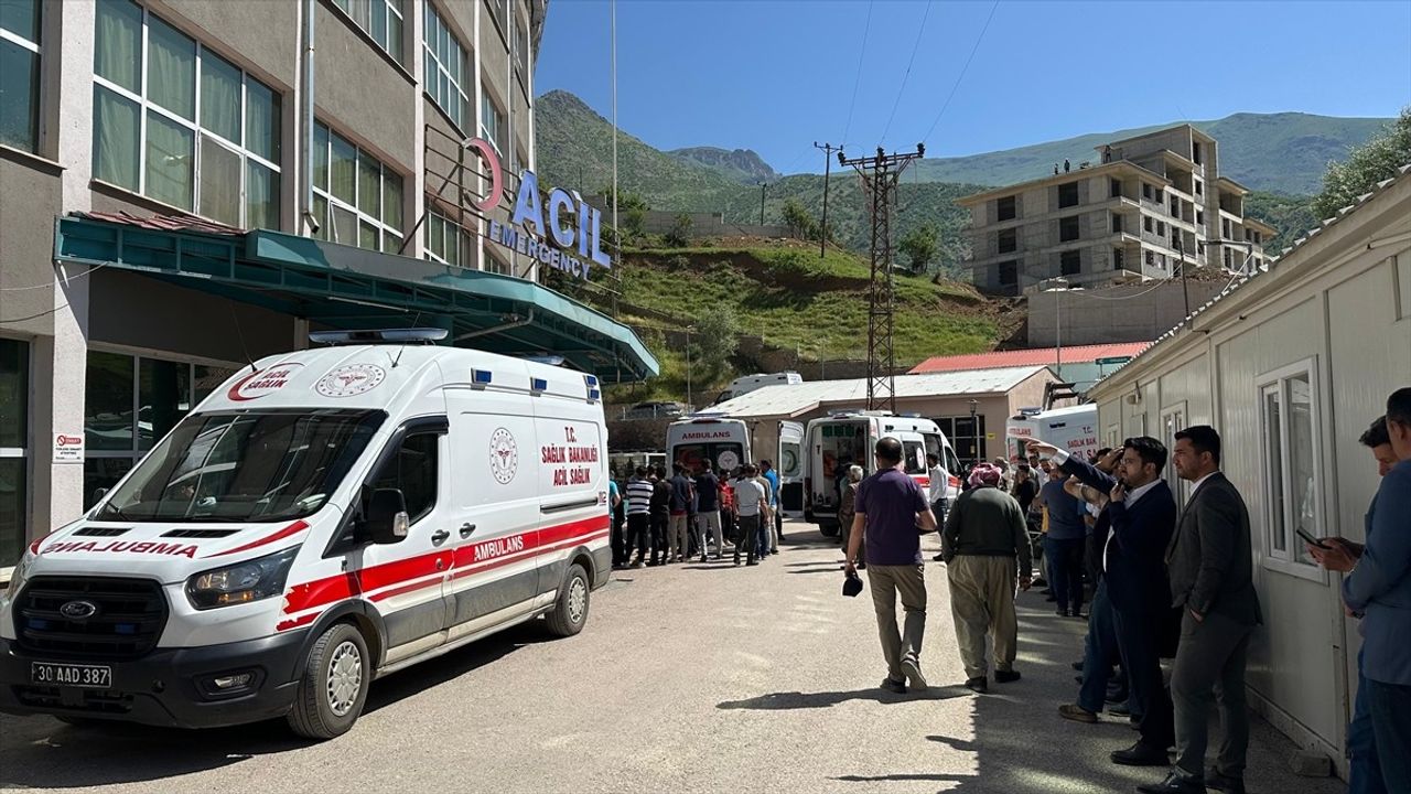 Hakkari'de Öğrenci Servisi Devrildi: 14 Yaralı