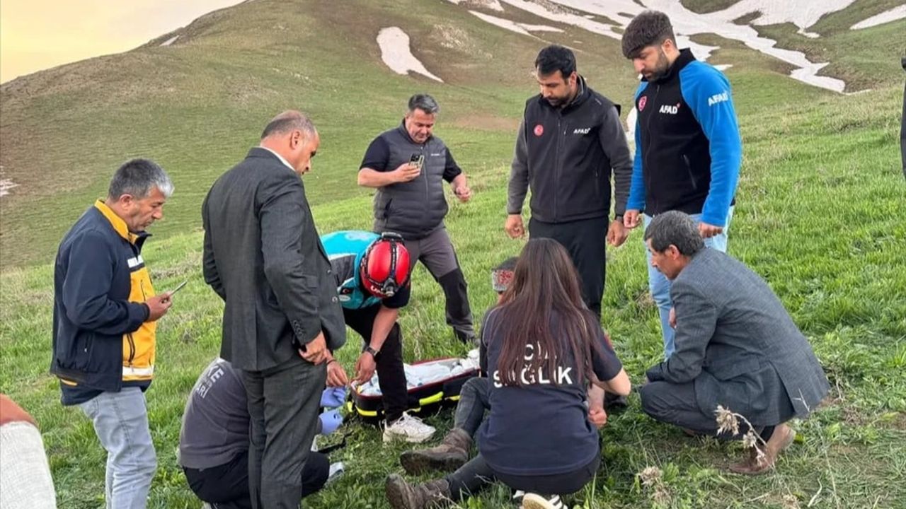 Hakkari'de Rahatsızlanan Çiftçi İçin Ekipler Seferber Oldu