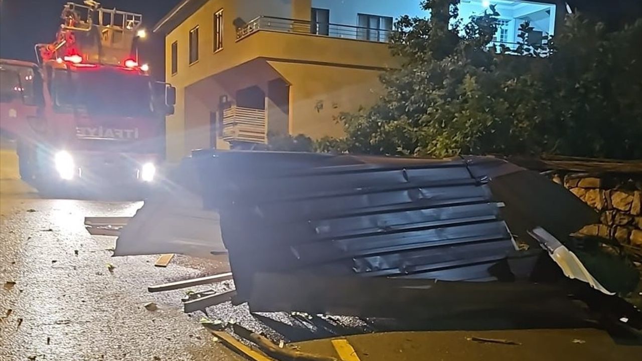 Hakkari'de Şiddetli Rüzgar Evleri ve Seraları Vurdu