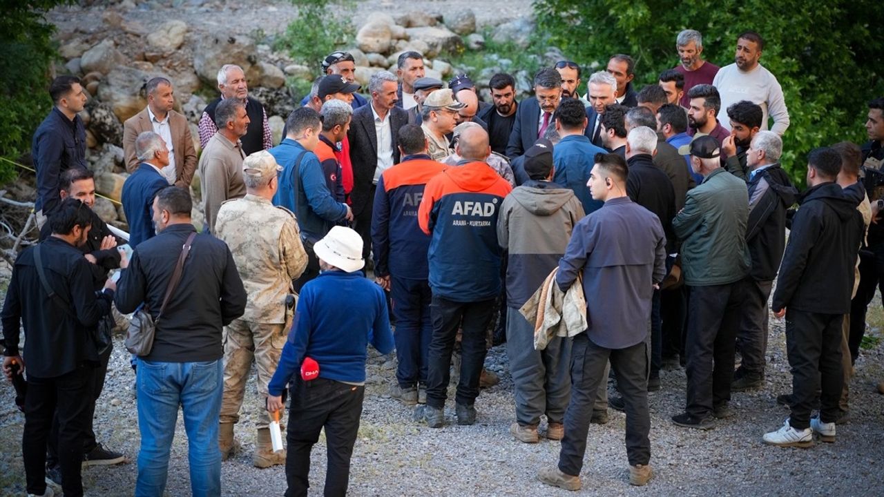 Hakkari Valisi Ali Çelik, Derede Kaybolan Genci Arama Çalışmalarını İnceledi