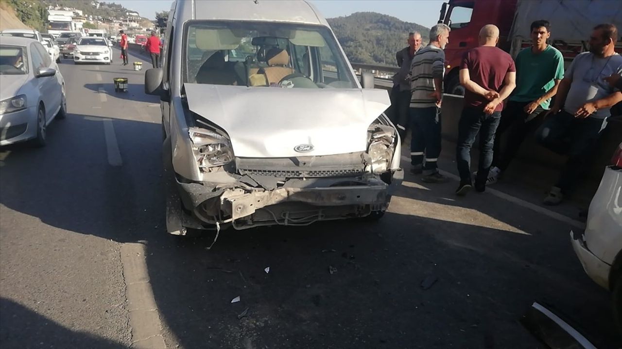Hatay Belen'de Zincirleme Trafik Kazası: 3 Yaralı