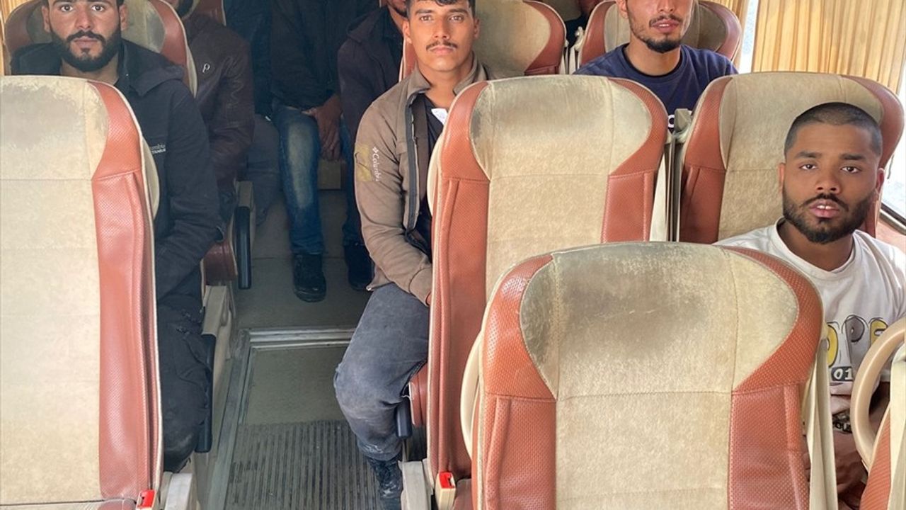 Hatay'da 65 Düzensiz Göçmen Yakalandı, 6 Şüpheli Tutuklandı
