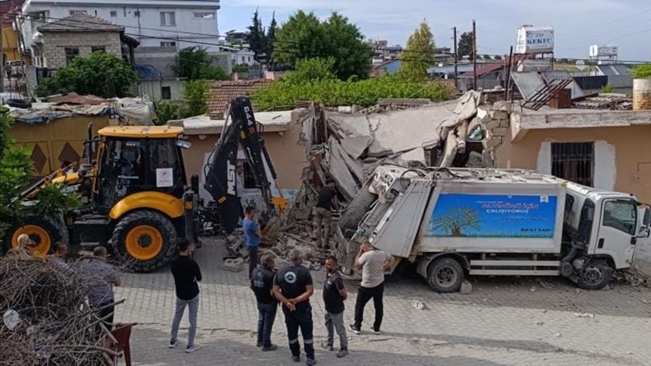 Hatay'da Çöp Kamyonunun Metruk Eve Çarpma Anı Güvenlik Kamerasında