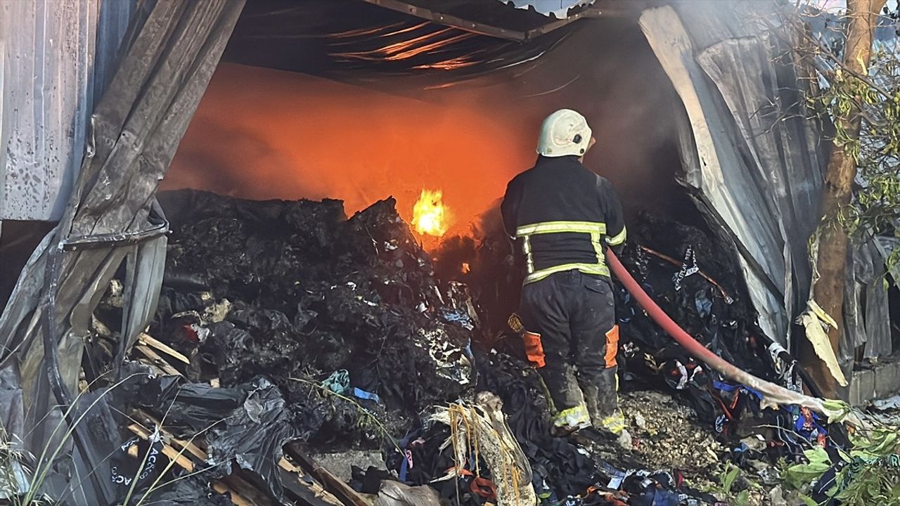 Hatay'da Tekstil Atölyesinde Yangın Çıktı: İtfaiye Ekipleri Müdahale Ediyor
