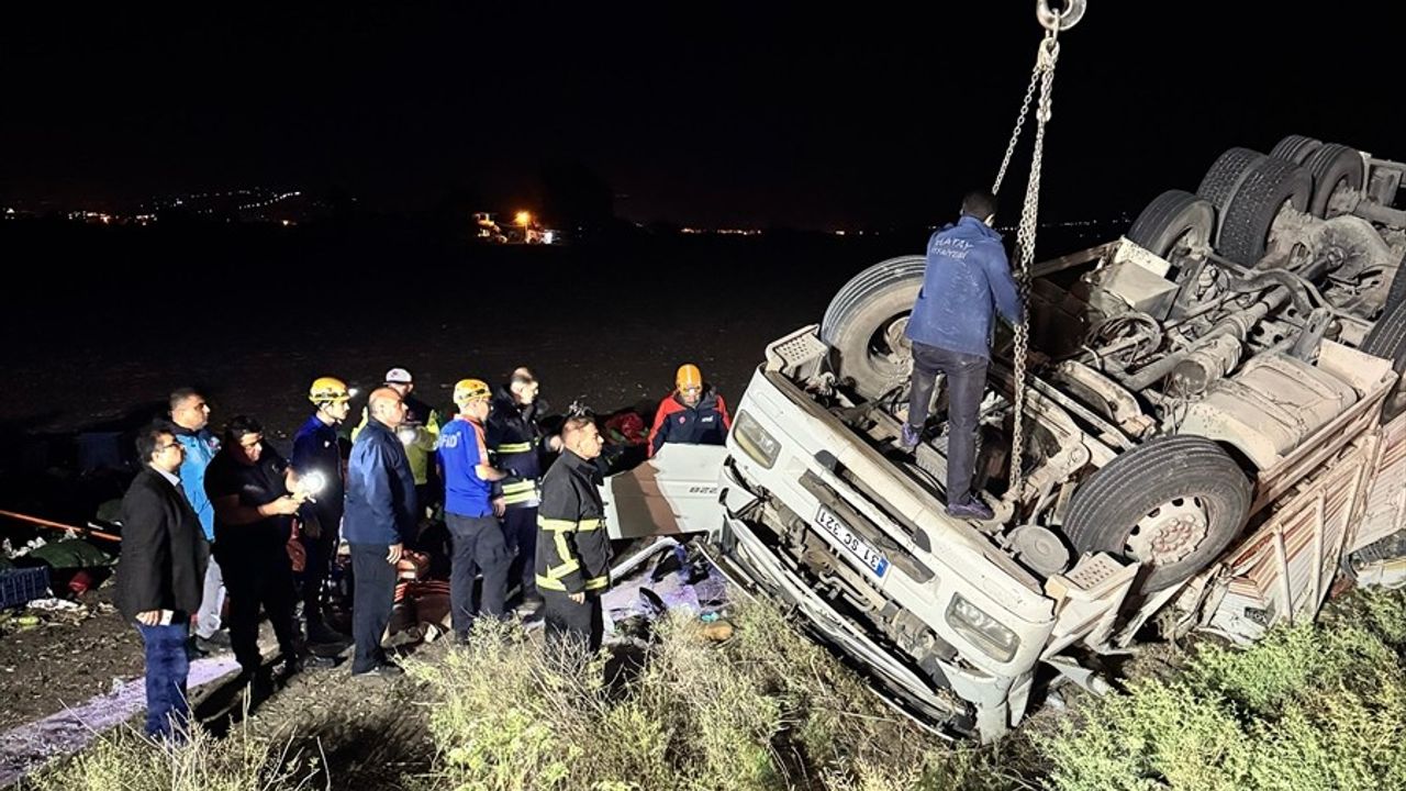 Hatay'da Tır Devrildi: 1 Ölü, 1 Yaralı